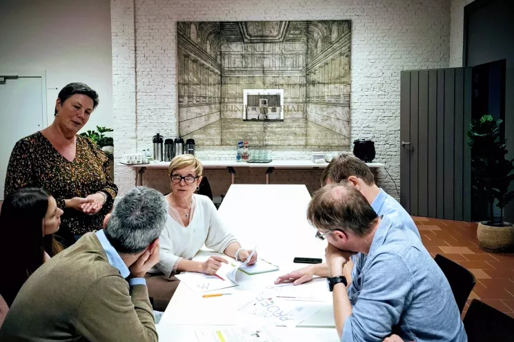 Adviseur geeft uitleg aan groep geinteresseerden tijdens een workshop