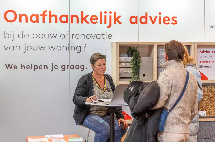 adviseur aan tafel biedt advies aan 1 persoon