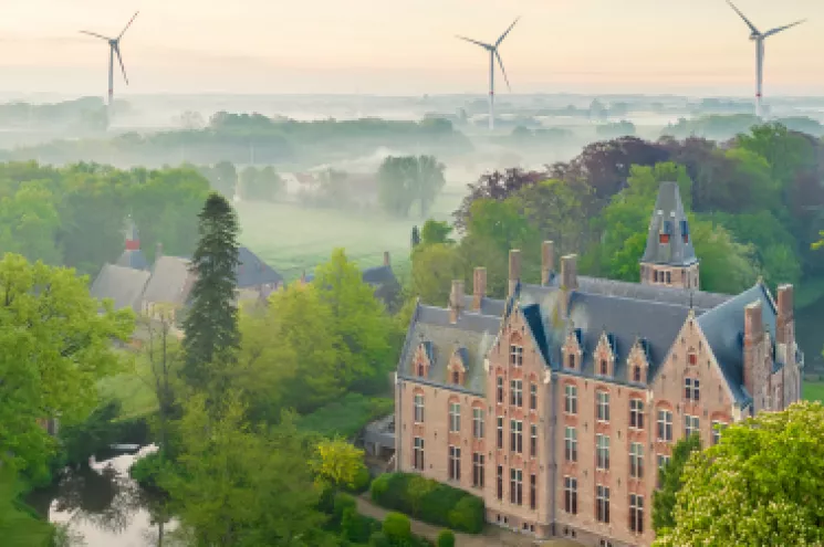 zicht op kasteel met in de achtergrond 4 windmolens