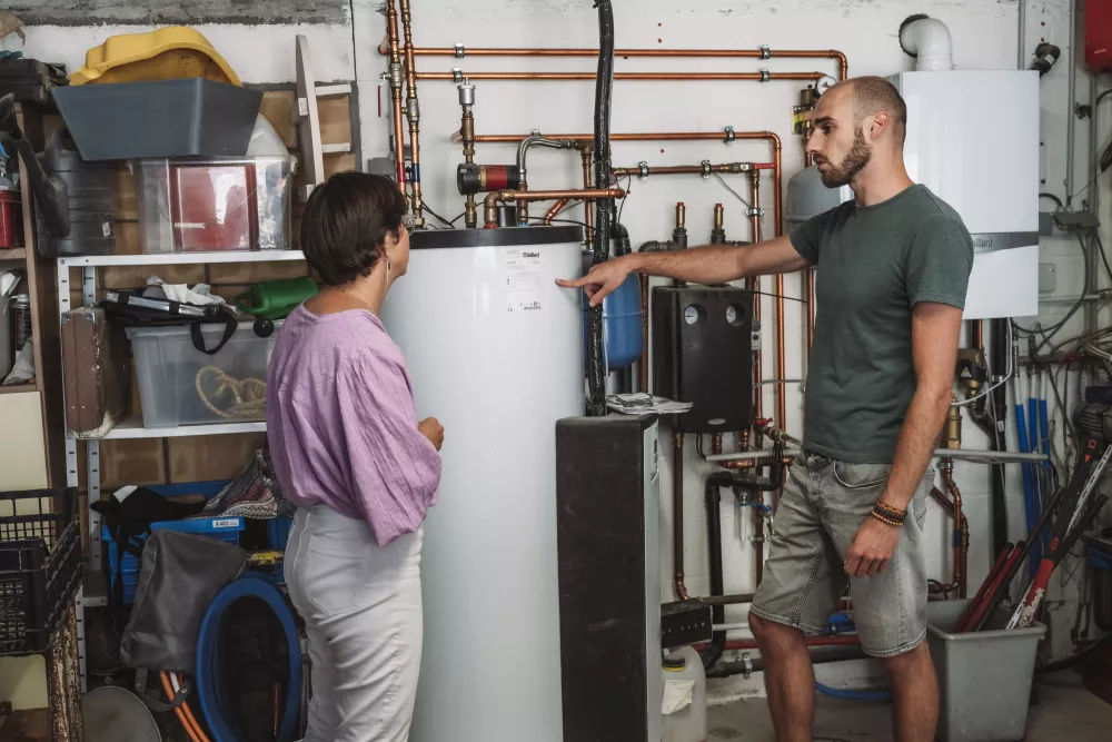 Adviseur toont de zonneboiler aan de bewoner 