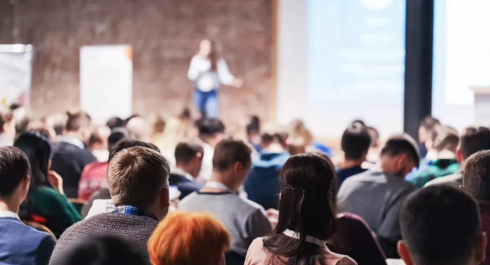 spreker voor grote groep zittenden