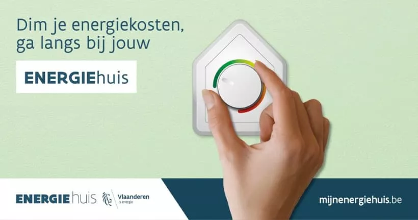 campagne beeld waar hand thermostaat lager draait