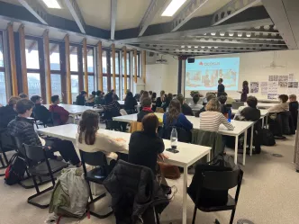 Leerlingen volgen infomoment gegeven door werknemers van Acasus