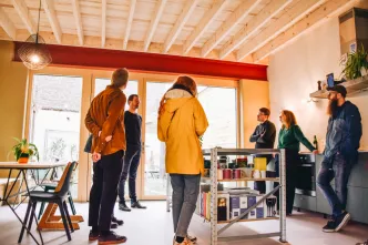 Bezoekers staan in een duurzaam verbouwde woning